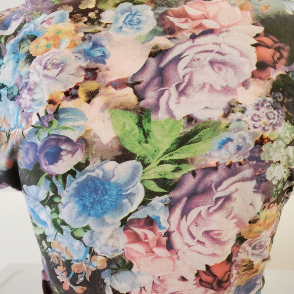 Suzy Shier Faded Floral Blouse - Picture 7 of 8